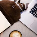 studierabat - computer, notesbog, kaffe